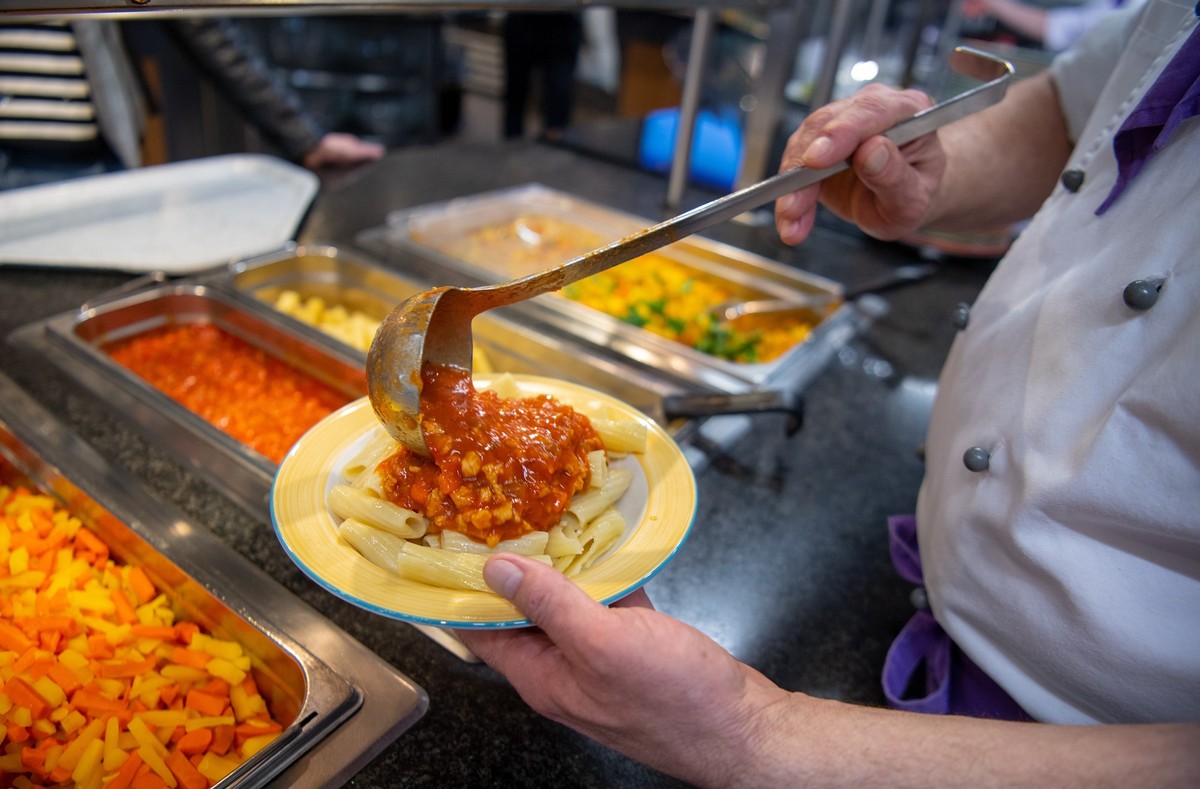 ARCHIV - 17.04.2019, Berlin: Ein Koch serviert in einer Mensa ein veganes Gericht mit Nudeln und Soja-Bolognese. (Archivbild) (zu dpa: