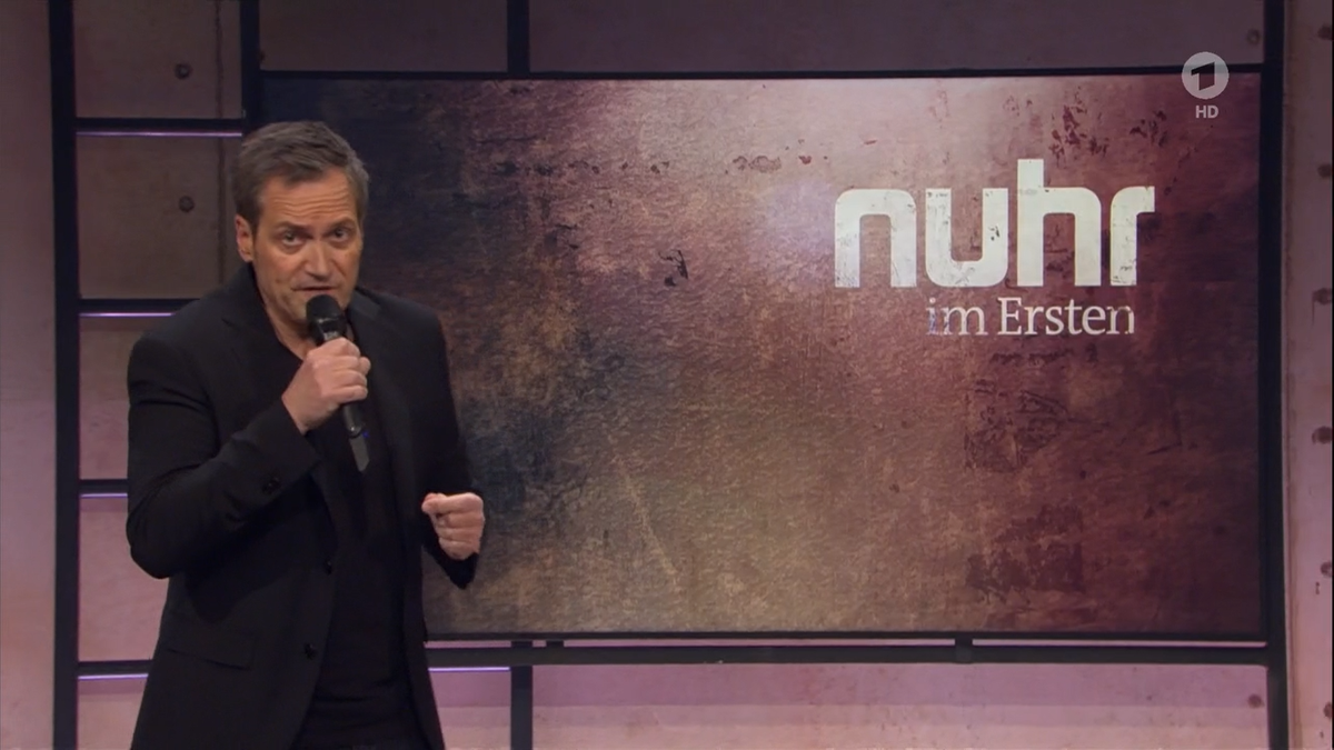 Dieter Nuhr klagt den Zuschauern sein Leid mit Shitstorms.