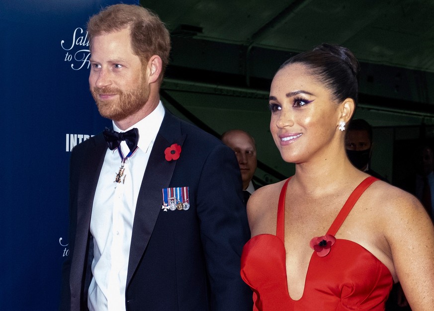 ARCHIV - 10.11.2021, USA, New York: Prinz Harry und Meghan, Herzogin von Sussex, kommen im Intrepid Sea, Air &amp; Space Museum zur Salute to Freedom Gala in New York an. Die beiden werden mit dem ren ...