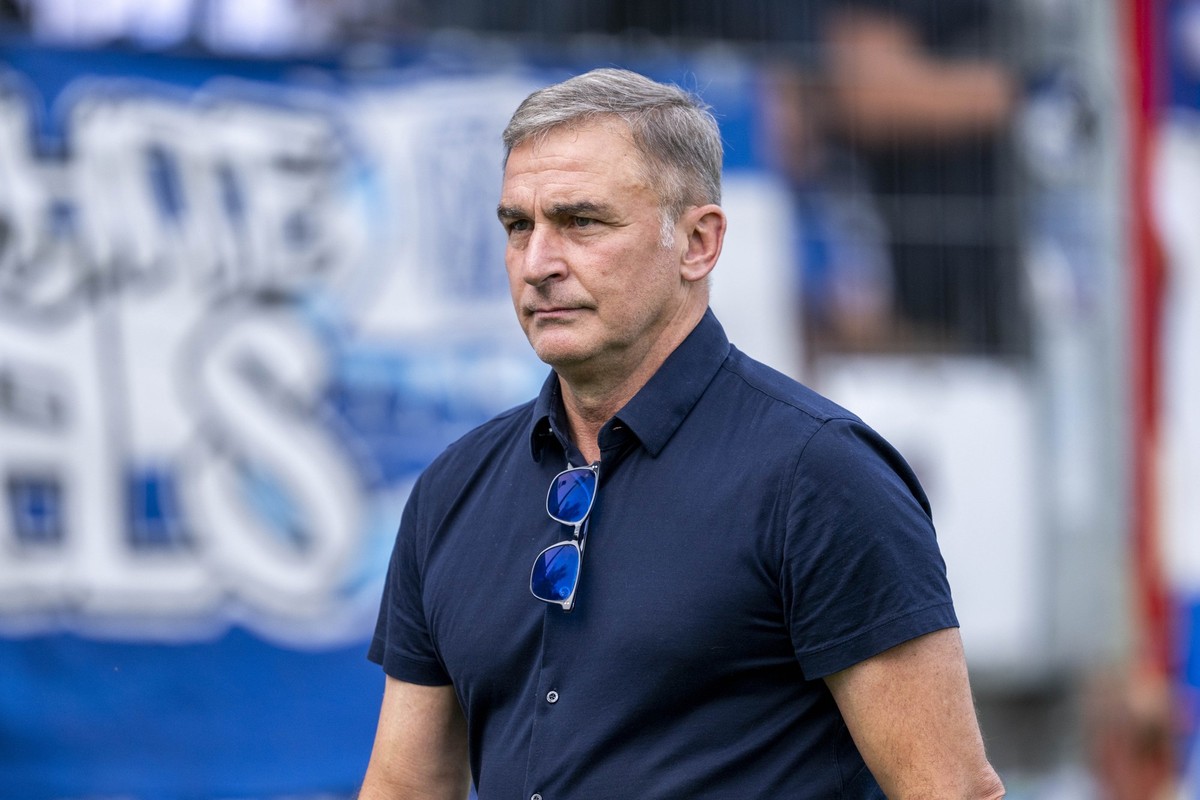 ARCHIV - 18.08.2024, Niedersachsen, Meppen: Fußball: DFB-Pokal, SV Meppen - Hamburger SV, 1. Runde, Hänsch-Arena: Hamburgs Sportvorstand Stefan Kuntz betritt das Stadion. (zu dpa: «HSV-Sportvorstand K ...