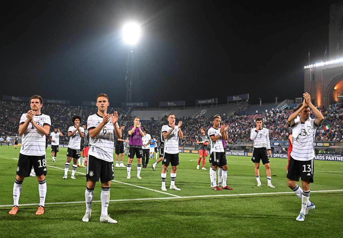 Fußball, Nations League, Gruppenphase, Gruppe 3, 1. Spieltag, Italien - Deutschland, Stadio Renato Dall&#039;Ara: Deutschlands Joshua Kimmich (2.v.l) bedankt sich nach dem Spiel mit der Mannschaft bei ...