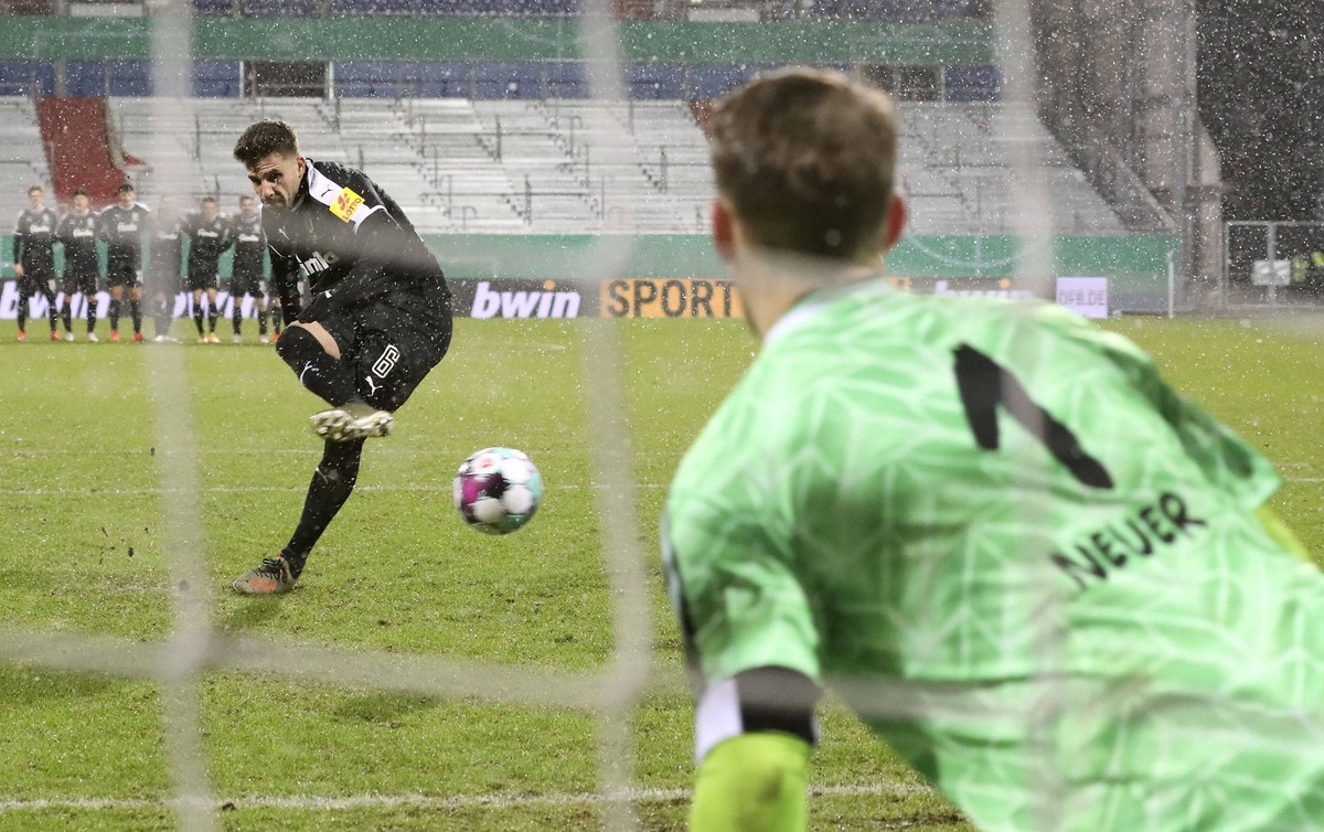 Bilder des Jahres 2021, Sport 01 Januar Sport Themen der Woche KW02 Foto : Elfmeter von Ahmet Arslan gegen Neuer / Bayern Fussball - DFB - Pokal , am Mi. 13.01.2021 Holstein Kiel - Bayern München 8 -  ...