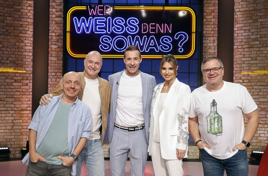 ARD WER WEISS DENN SOWAS? FOLGE 1096, &quot;Frank Buschmann und Laura Wontorra&quot;, am Freitag (19.01.24) um 18:00 Uhr im ERSTEN.
Moderator Kai Pflaume (M.) und seine Rateteam-Kapitäne Bernhard Hoëc ...