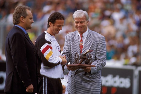 Fredi Bobic (M.) erhält von Kicker-Chefredakteur Rainer Holzschuh (r.) die &quot;Torjägerkanone. (Archivfoto, 1996)