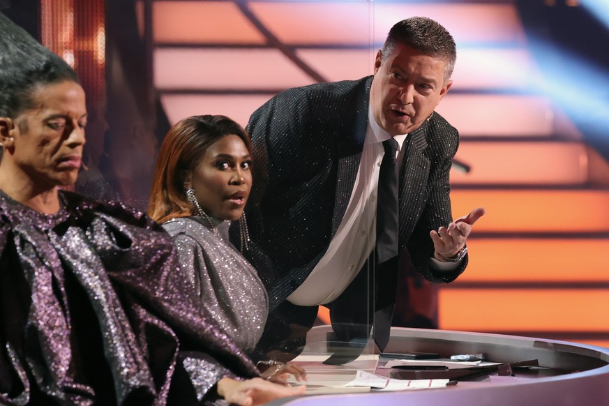 Die Juroren Jorge Gonzalez (l-r), Motsi Mabuse und Joachim Llambi kommen während der ersten Show der 14. Staffel des Tanzwettbewerbs &quot;Let&#039;s Dance&quot; auf die Bühne.