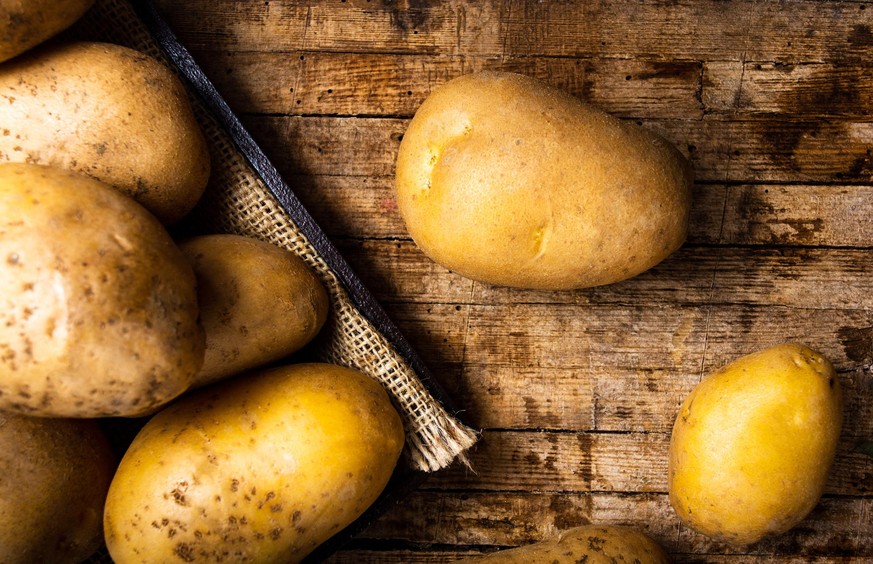 Kartoffel-Rezepte gibt es viele: als Bratkartoffeln, Kartoffelsalat, Pommes, Kartoffelpüree, Pellkartoffeln oder Kartoffelpuffer. Doch oftmals keimen die Kartoffeln zu schnell, um sie vollständig zu v ...