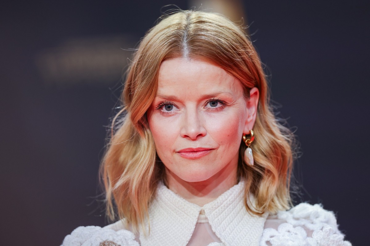 ARCHIV - 28.09.2023, Nordrhein-Westfalen, K�ln: Schauspielerin Karoline Schuch kommt zur Verleihung der Deutschen Fernsehpreise 2023 ins Coloneum. Der Deutsche Fernsehpreis wird f�r die Programmsaison ...