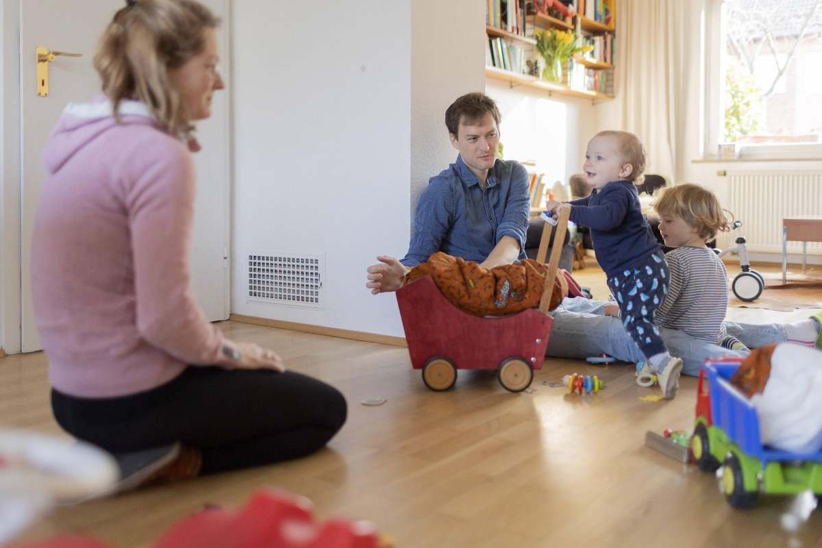 Thema: Familie mit zwei Kindern im Alter von neun Monaten und drei Jahren. Bonn Deutschland *** Subject Family with two children aged nine months and three years Bonn Germany Copyright: xUtexGrabowsky ...