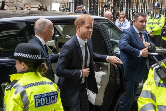 06.06.2023, Gro�britannien, London: Prinz Harry, Herzog von Sussex, trifft vor dem High Court in London ein. Prinz Harry wird vor einem Londoner Gericht gegen einen Boulevardzeitungsverlag aussagen. B ...