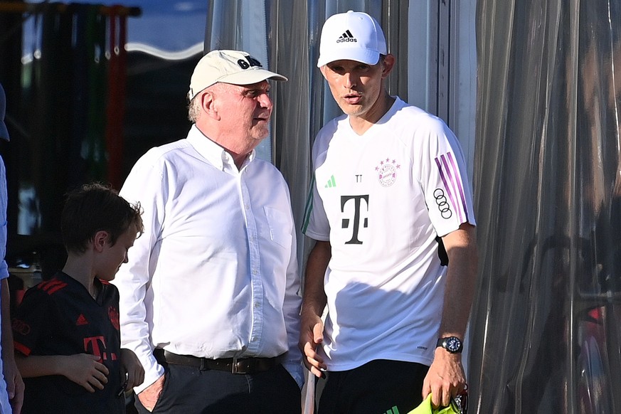 Uli HOENESS (H?ness,Ehrenpraesident Bayern Muenchen) mit Trainer Thomas TUCHEL (Bayern Muenchen). Training FC Bayern Muenchen. Trainingslager in Rottach Egern am 15.07.2023. Fussball 1. Bundesliga,Sai ...