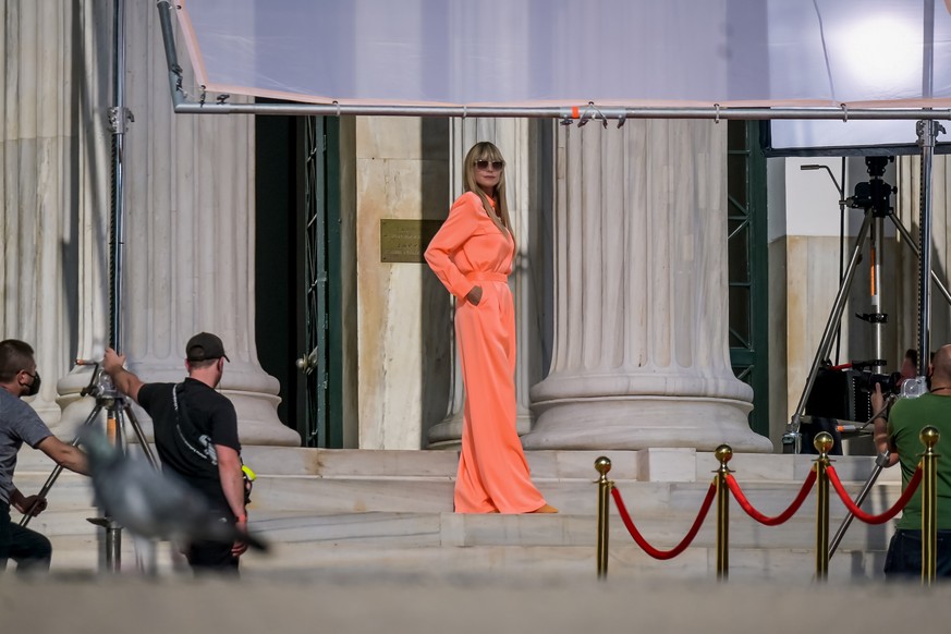 ARCHIV - 05.11.2021, Griechenland, Athen: Heidi Klum steht bei den Dreharbeiten der 17. Staffel von &quot;Germany's Next Topmodel