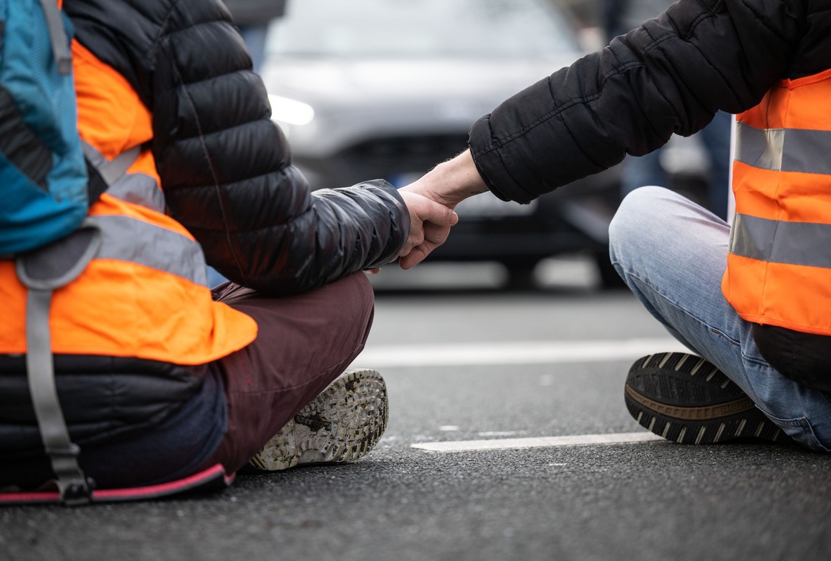 ARCHIV - 22.02.2023, Nordrhein-Westfalen, Dortmund: Klimaaktivisten der Gruppe