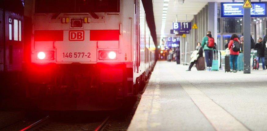 09.01.2024, Niedersachsen, Hannover: Rote Lampen leuchten an der Lok eines Intercity der Deutschen Bahn (DB) im Hauptbahnhof Hannover. Die Gewerkschaft Deutscher Lokomotivf