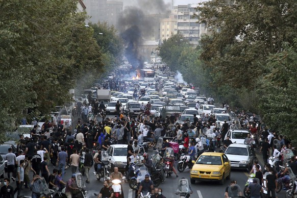 ARCHIV - 21.09.2022, Iran, Tehran: Demonstranten skandieren w�hrend eines Protestes in der Innenstadt von Teheran Parolen gegen den Tod der 22-j�hrigen Iranerin Jina Mahsa Amini. Sie war vor gut einer ...