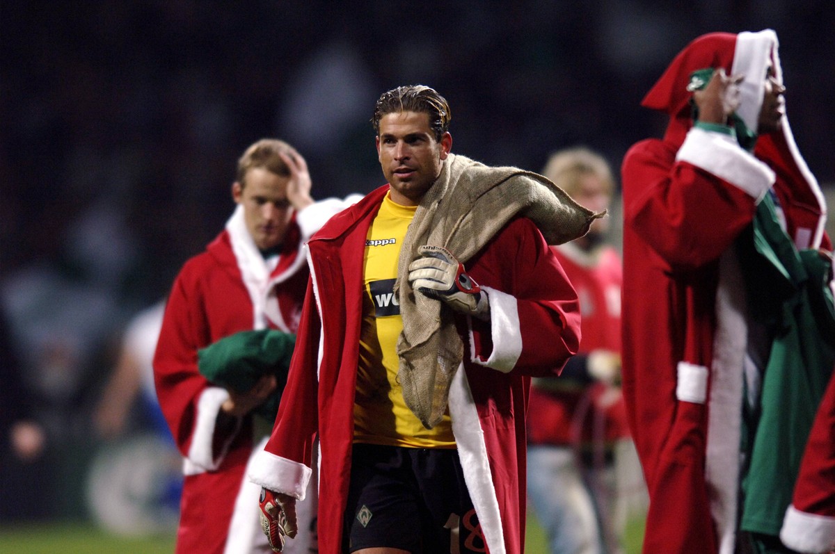 Weihnachtsmann Tim Wiese hat in seinem Sack nur Hanteln versteckt.&nbsp;