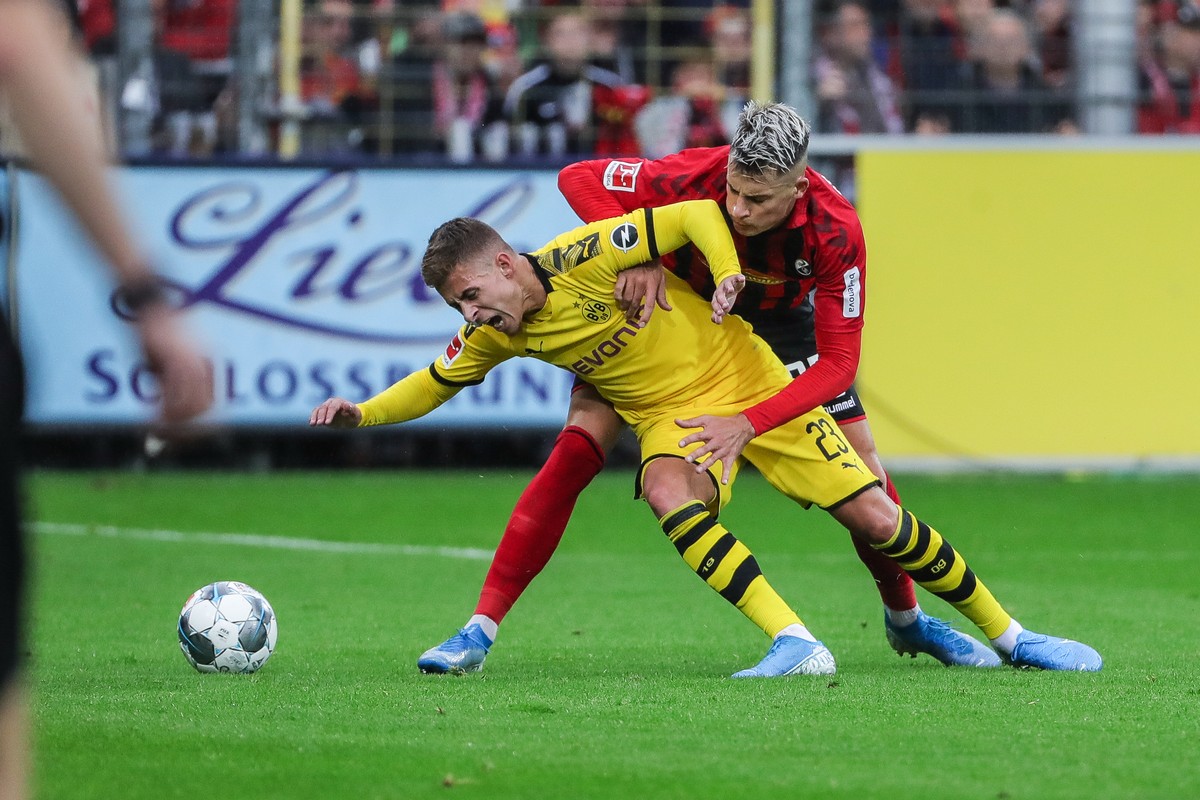 Fussball Bundesliga - 19/20 - SC Freiburg vs. Borussia Dortmund - 05-10-2019 Thorgan Hazard BVB Dortmund 23 und Robin Koch SC Freiburg 25 im Zweikampf, beim Fussball Bundesliga Spiel zwischen dem SC F ...