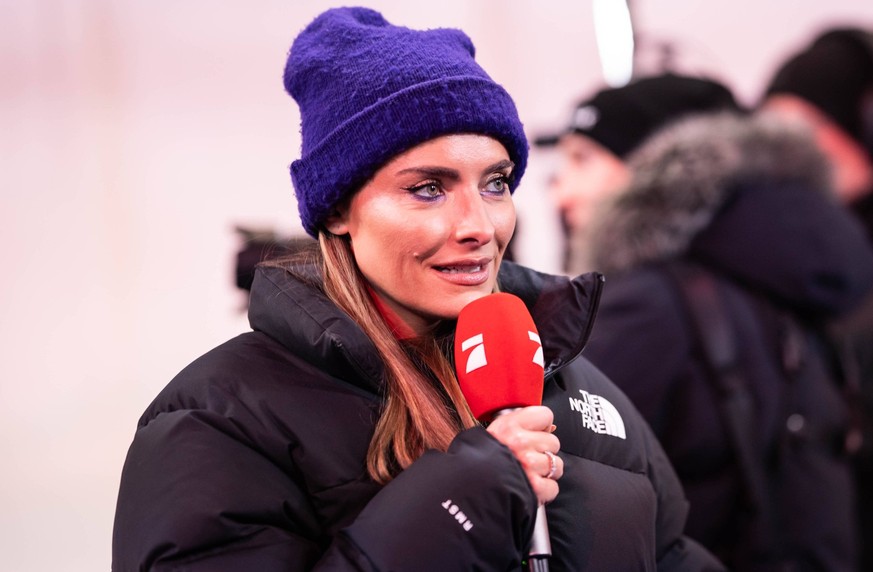 TV Total WOK-WM von Pro7 2023 / 12.11.2023, Bob und Rodelbahn, Winterberg, TV Total WOK-WM von Pro7 2023 Im Bild: Sophia Thomalla Moderatorin Ziellinie hat ein Pro7 Mikrofon in der Hand *** TV Total W ...