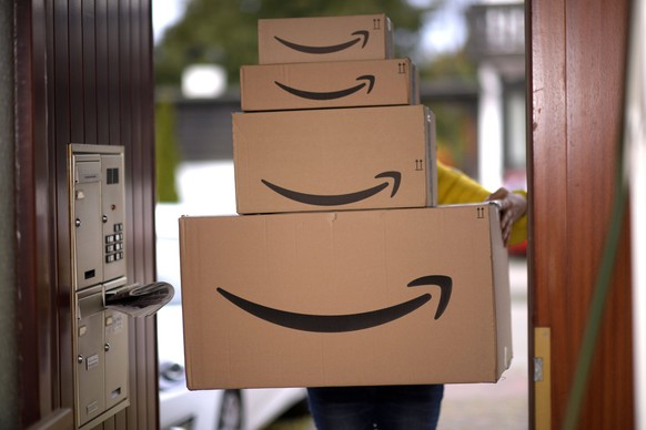 19.11.2020, Pakete von Amazon werden an der Haustüre angeliefert. 19.11.2020, AMAZON Paketanlieferung 19.11.2020, AMAZON Paketanlieferung *** 19 11 2020, Parcels from Amazon are delivered to the front ...