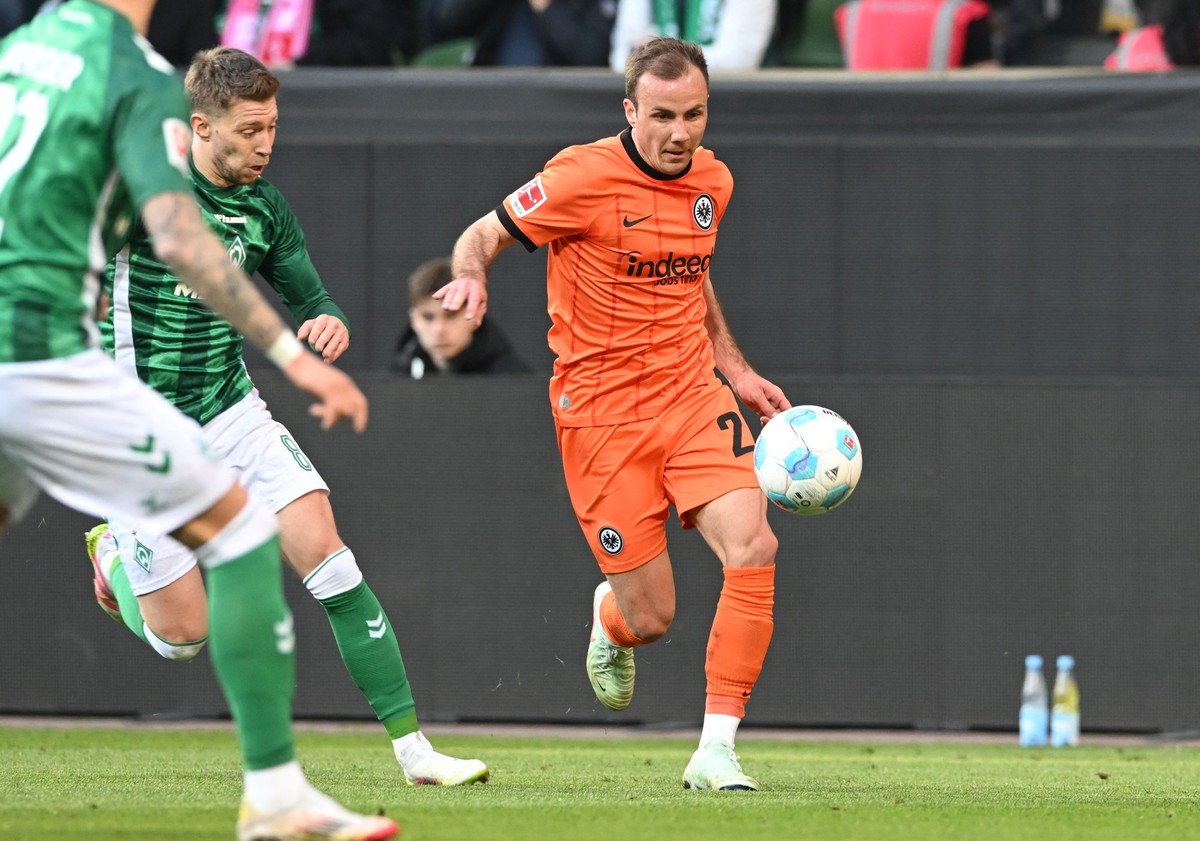 05.04.2025, Bremen: Fußball: Bundesliga, Werder Bremen - Eintracht Frankfurt, 28. Spieltag, Weserstadion. Werders Mitchell Weiser (l) kämpft gegen Frankfurts Mario Götze um den Ball. Foto: Carmen Jasp ...