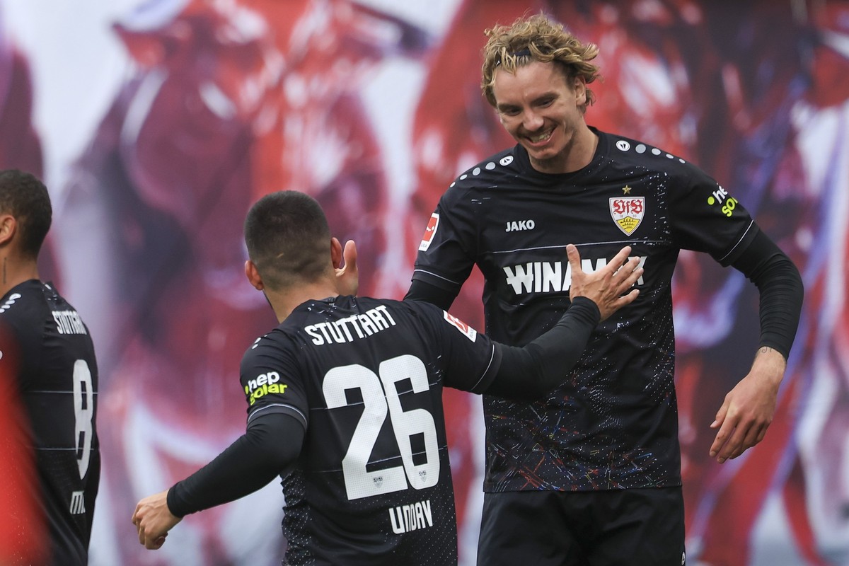 ARCHIV - 17.05.2025, Sachsen, Leipzig: Fußball: Bundesliga, RB Leipzig - VfB Stuttgart, 34. Spieltag, Red Bull Arena. Stuttgarts Spieler Nick Woltemade (r) und Deniz Undav jubeln nach dem 2:2. (zu dpa ...