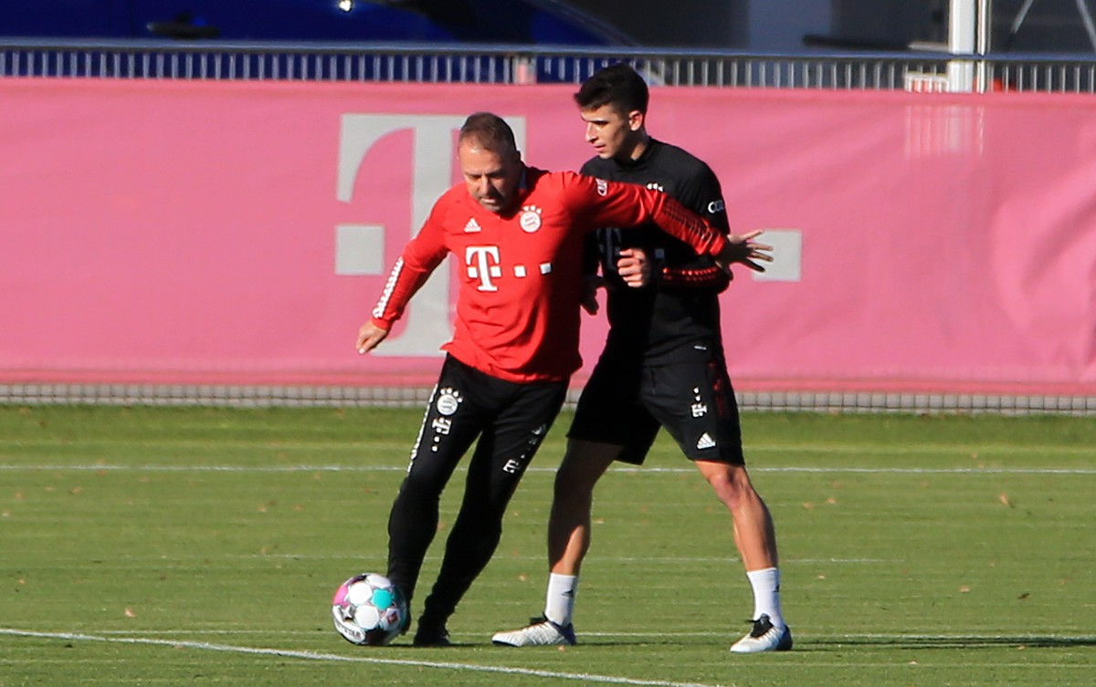 18.11.2020, FC Bayern Training, Saebenerstrasse Muenchen, im Bild: Hansi Flick FCB vs Marc Roca FCB *** 18 11 2020, FC Bayern Training, Saebenerstrasse Munich, in the picture Hansi Flick FCB vs Marc R ...