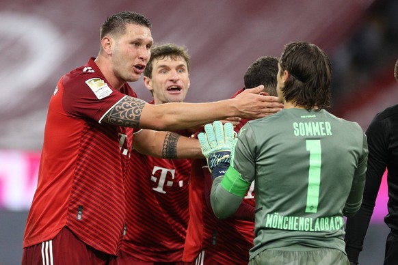 l-r: Niklas Suele 4 FC Bayern Muenchen und Yann Sommer 1 Borussia Moenchengladbach diskussion, FC Bayern Muenchen vs. Borussia Moenchengladbach, 1. Bundesliga, 18. Spieltag, 07.01.2022 DFB regulations ...