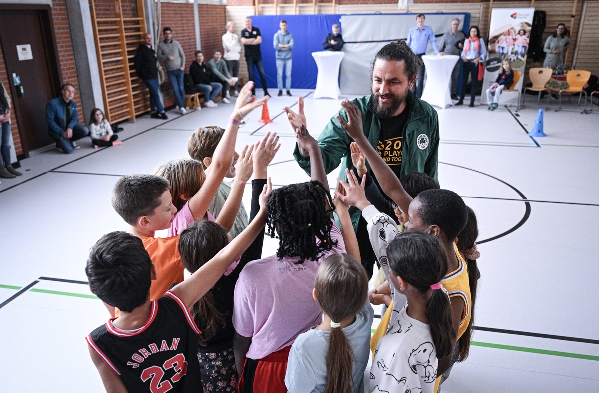 RECORD DATE NOT STATED Tuebingen 16.10.2024 Kick - Off Veranstaltung fuer das Projekt, Vernetzt, mit den Tigers Tuebingen. Das Sportprojekt an der Huegelschule betreut Trainer Manu Pasios Mitte hier m ...