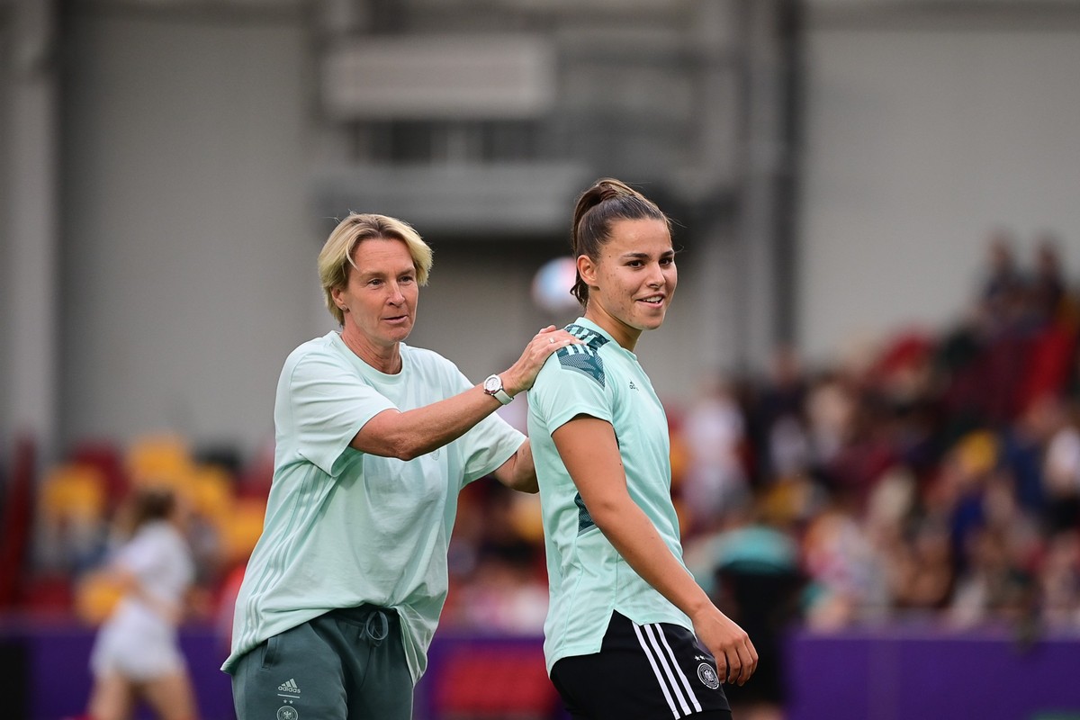 21.07.2022, Gro�britannien, Brentford: Fu�ball, Frauen: EM, Deutschland - �sterreich, Finalrunde, Viertelfinale, Brentford Community Stadium. Bundestrainerin Martina Voss-Tecklenburg (l) und Deutschla ...