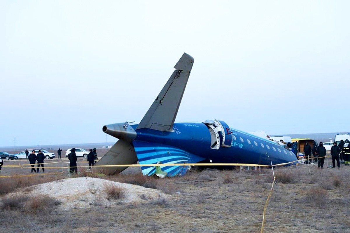 HANDOUT - 26.12.2024, Kasachstan, Aktau: Auf diesem von der Verwaltung der Region Mangghystau veröffentlichten Videostandbild liegt ein Teil einer Embraer 190 von Azerbaijan Airlines in der Nähe des F ...
