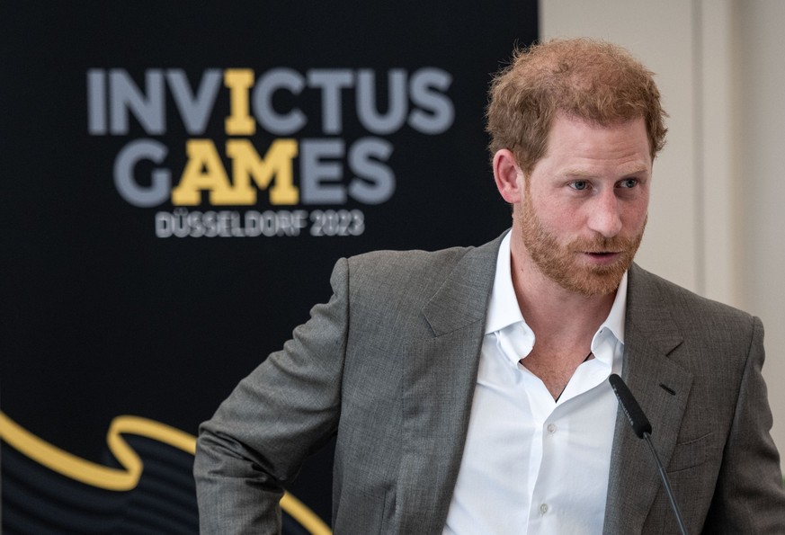 ARCHIV - 06.09.2022, Nordrhein-Westfalen, Düsseldorf: Prinz Harry, der Herzog von Sussex, steht im Rathaus und hält eine Rede, um für die «Invictus Games» 2023 zu werben. Prinz Harry wird demnächst zu ...