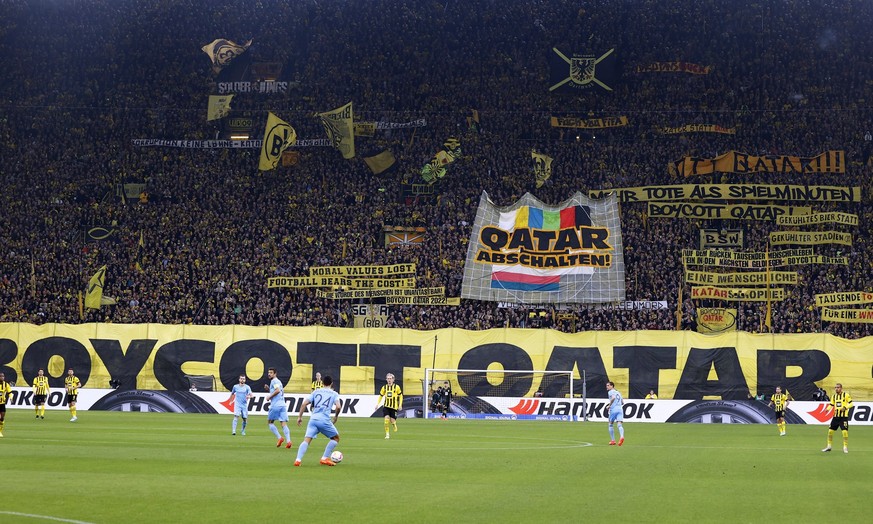 BOYCOTT QATAR World Cup 2022 Dortmunder Fans in der Suedkurve im Signal Iduna Stadion DFL Bundesliga Saison 2022 - 2023 Spiel Borussia Dortmund - VfL Bochum 3 : 0 am 05. 11. 2022 in Dortmund DFL REGUL ...