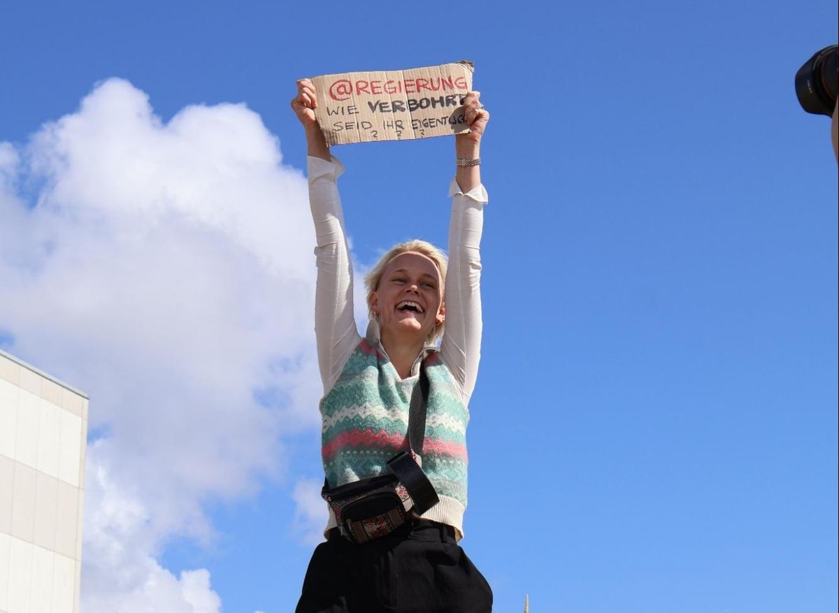 Wenke Oltmanns hat in Schweden internationale Politikwissenschaften studiert und macht aktuell politische Öffentlichkeits- und Social Media Arbeit. Ihr Klimaaktivismus hatte seine Anfänge im Auslandsj ...