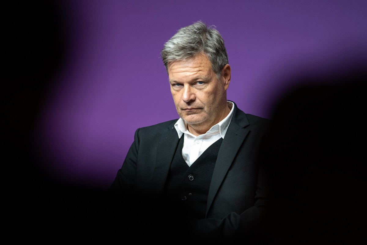 13.11.2024, Berlin: Robert Habeck (Bündnis 90/Die Grünen), Vizekanzler und Bundesminister für Wirtschaft und Klimaschutz, sitzt alleine auf der Bühne während der Festveranstaltung «150 Jahre Wirtschaf ...