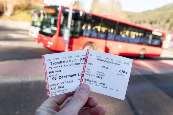 PRODUKTION - 06.12.2022, Baden-Württemberg, St. Blasien: Ein Mann hält Fahrkarten für die Strecken Seebrugg - St. Blasien und Seebrugg - Freiburg an einem Busbahnhof in der Hand. Wer sich am Busbahnho ...