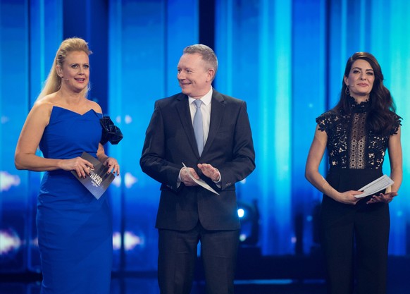 Moderatorin Barbara SCHOENEBERGER, Jon Ola SAND, Executive Supervisor of the Eurovision Song Contest und Moderatorin Linda ZERVAKIS (vl) praesentieren das Schlussvoting. Eurovision Song Contest 2019 - ...