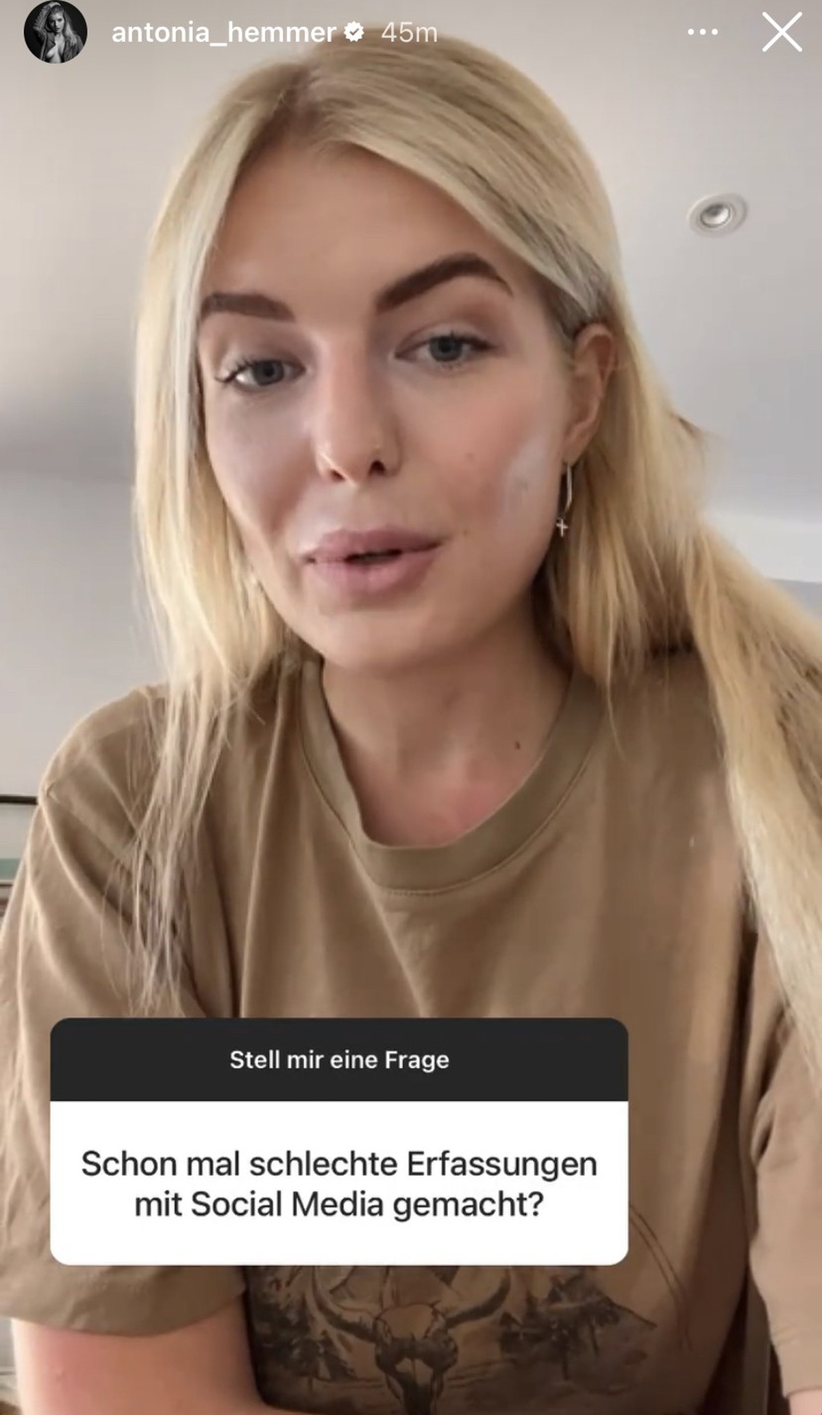 Antonia deutet an, was auf sie zukommen könnte.