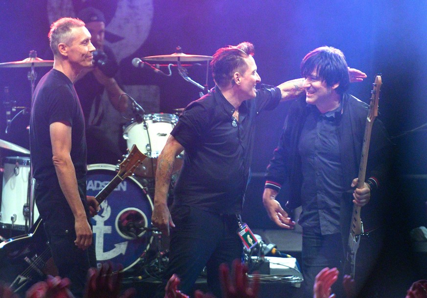 ARCHIV - 26.08.2016, Mecklenburg-Vorpommern, Jamel: Die Berliner Punkrock-Band Die Ärzte, Farin Urlaub (l-r), Bela B. und Rod Gonzales, stehen auf der Bühne des Open-Air-Musikfestivals «Jamel rockt de ...