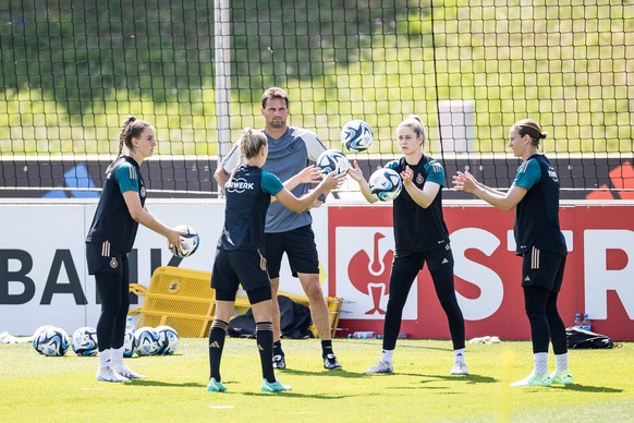 Trainingseinheit DFB Frauen 26.06.2023 Warm Up der Torhueterinnen: Ena Mahmutovic Deutschland, Merle Frohms Deutschland, 1, Stina Johannes Deutschland, 12, Ann-Katrin Berger Deutschland, 30 Trainingse ...