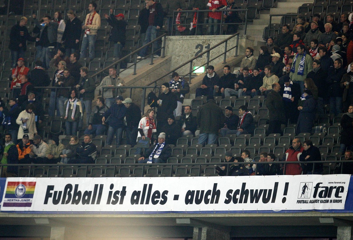 Die "Hertha Junxx" zeigen im Jahr 2007 Flagge im Olympiastadion.