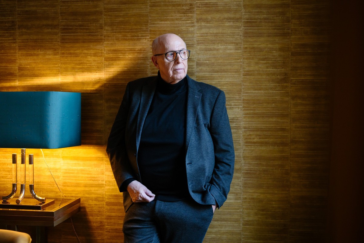 PRODUKTION - 21.11.2023, Saarland, Saarlouis: Der frühere Bundesliga-Manager Reiner Calmund lehnt in einem Hotel an die Wand. Calmund feiert am 23.11.2023 seinen 75. Geburtstag. (zu dpa «Calmund vor 7 ...