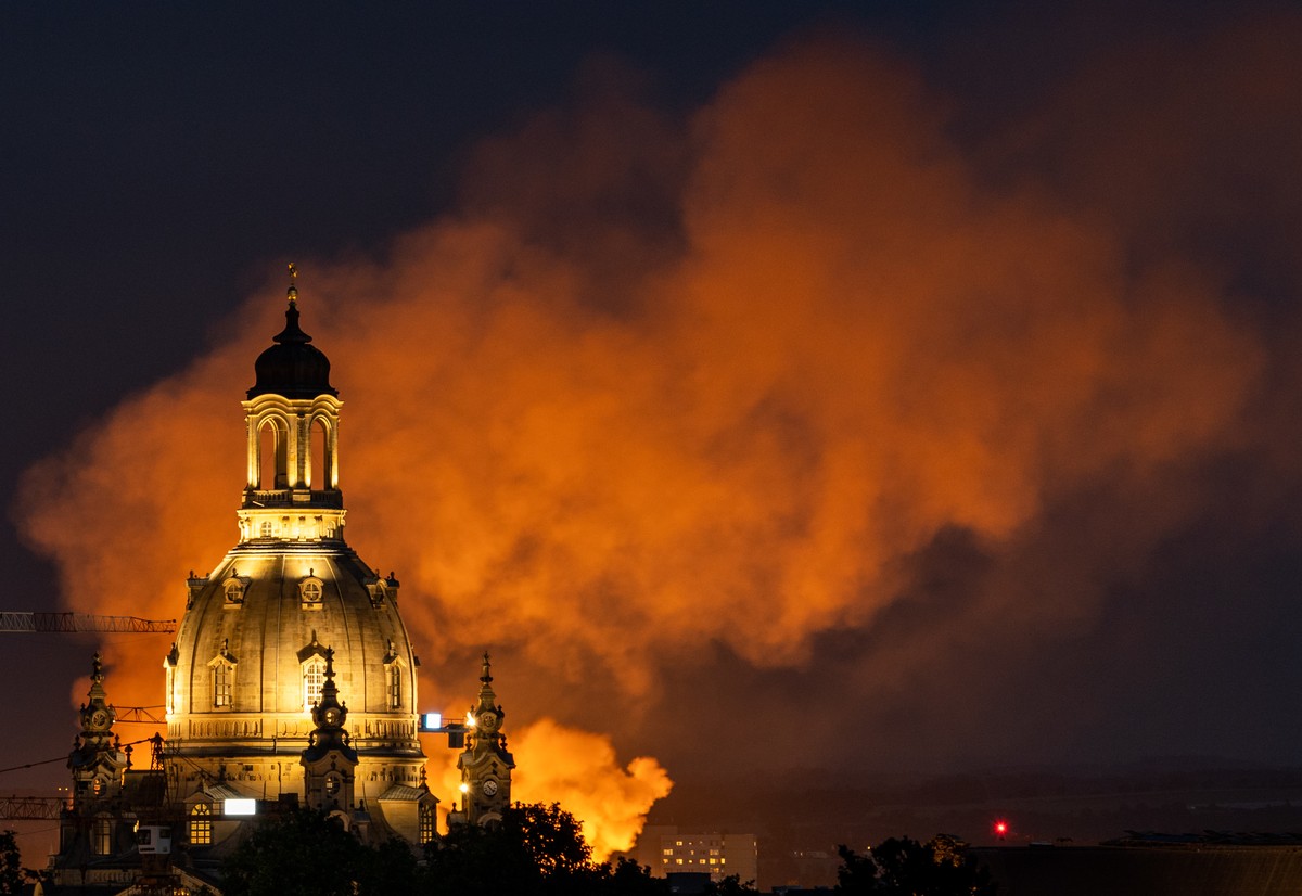 13.06.2019, Sachsen, Dresden: Die Pyro-Show der Berliner Band Rammstein, die am Abend im Rudolf-Harbig-Stadion ein Konzert spielt, ist hinter der Frauenkirche zu sehen. Foto: Robert Michael/dpa-Zentra ...