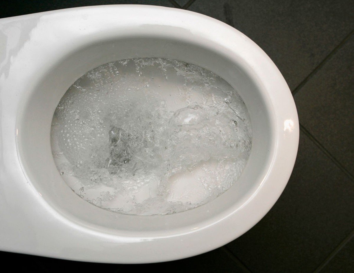 SCHWELM, GERMANY - JANUARY 10: Water pours down the toilet on January 10, 2007 in Schwelm, Germany. (Photo Illustration by Christof Koepsel/Getty Images)