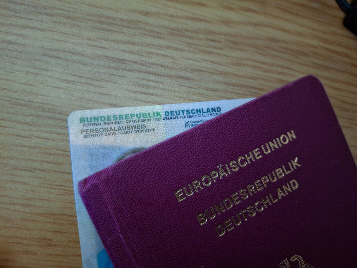 Stockbilder 12/2024 Personalausweis mit Reisepass *** Stock photos 12 2024 Identity card with passport Copyright: xLobeca/RalfxHomburgx