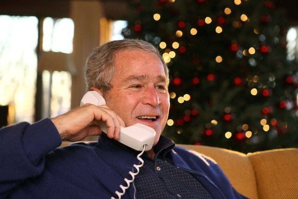 Dec. 24, 2007 - President George W. Bush makes Christmas Eve telephone calls to members of the Armed Forces at Camp David, Monday, December 24, 2007. ( /The White House/MCT) PUBLICATIONxINxGERxSUIxAUT ...