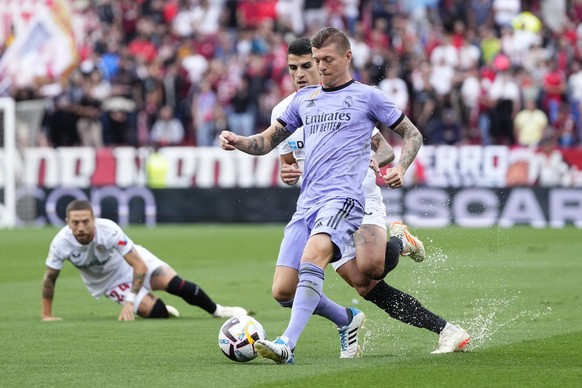 Real Madrid&#039;s Toni Kroos, right, is chased by Sevilla&#039;s Erik Lamela during a Spanish La Liga soccer match between Sevilla and Real Madrid at the Ramon Sanchez Pizjuan stadium in Seville, Spa ...