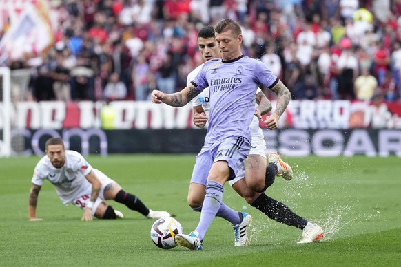 Real Madrid's Toni Kroos, right, is chased by Sevilla's Erik Lamela during a Spanish La Liga soccer match between Sevilla and Real Madrid at the Ramon Sanchez Pizjuan stadium in Seville, Spa ...