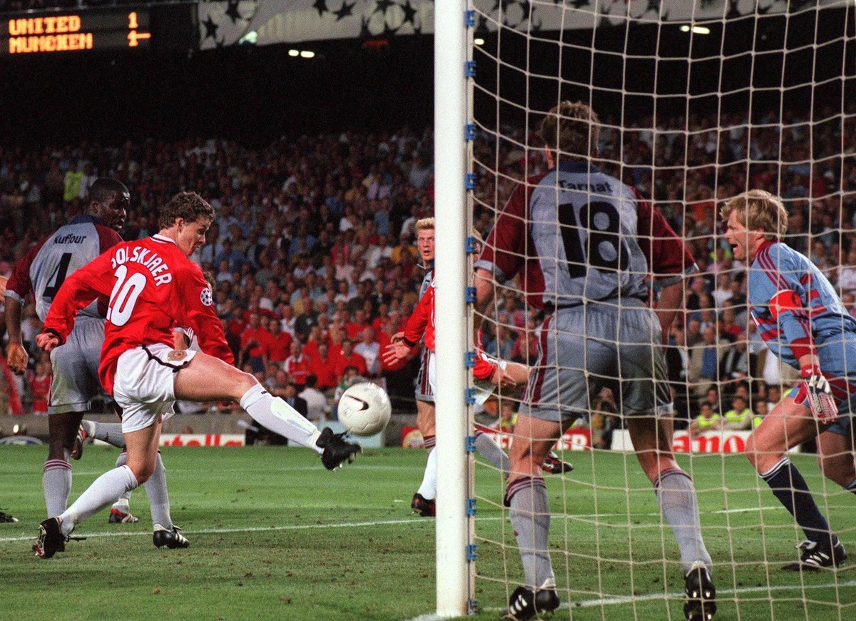 Ole Gunnar Solskjaer (li., ManU) erzielt in der Nachspielzeit das 2:1, Torwart Oliver Kahn (re.) und Michael Tarnat (18, beide Bayern) machtlos auf der Linie