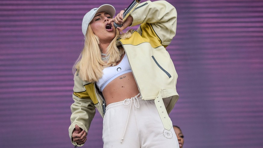 25.09.2022, xlakx, Entertainment Festival, Lollapalooza Berlin 2022 emspor, v.l. Die Rapperin Loredana steht beim Lollapalooza Festival Berlin auf dem Gelaende des Olympiastadions auf der Buehne. Berl ...