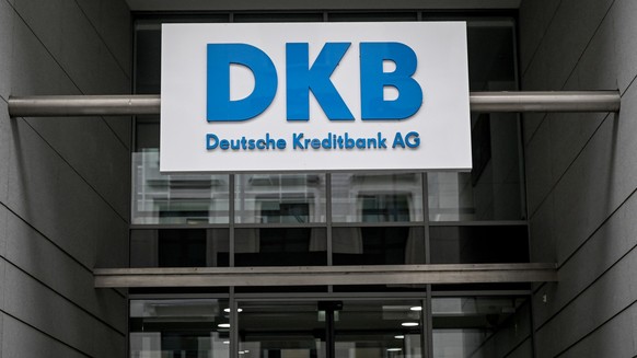 04.11.2022, Berlin: Filiale der DKB-Bank in Berlin. Bei Girokonten der Deutschen Kreditbank ist es zu fehlerhaften Buchungen gekommen. Grund sei eine technische Störung, sagte ein Unternehmenssprecher ...