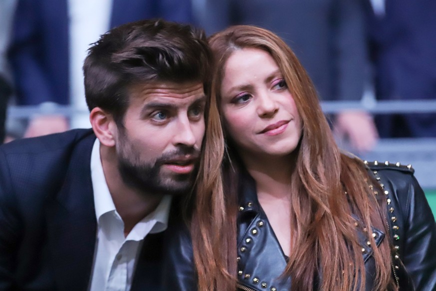 ARCHIV - 24.11.2019, Spanien, Madrid: Shakira, Sängerin aus Kolumbien, und Gerard Pique, Fußballspieler, sehen sich das Spiel des spanischen Tennisspielers R. Nadal gegen den Kanadier D. Shapovalov be ...